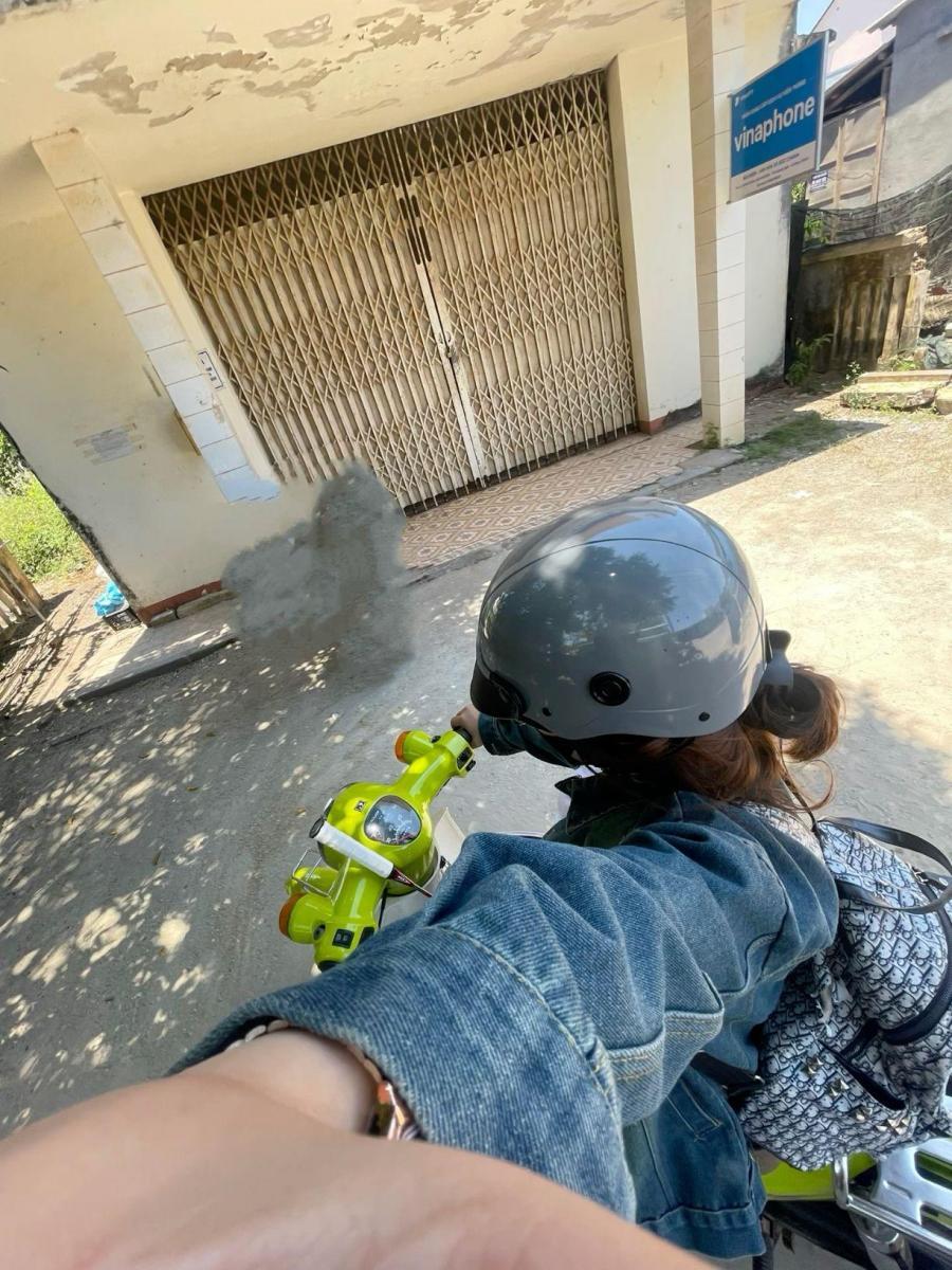 Gái Xinh Đeo Mũ Bảo Hiểm Sống Động