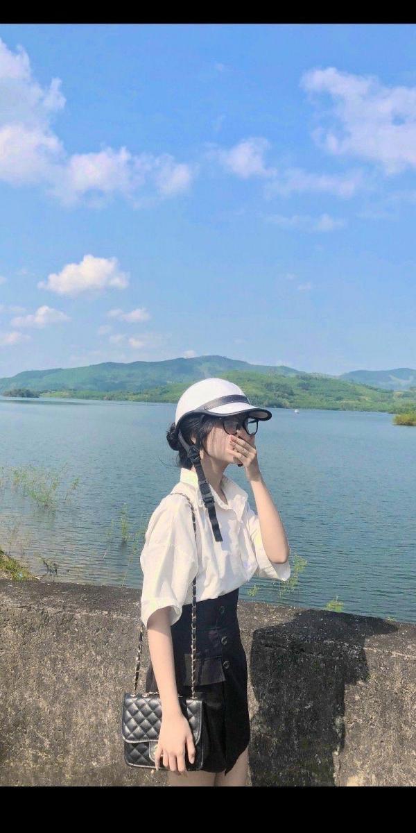 Cô gái xinh đẹp với ngực to và đôi mắt quyến rũ
