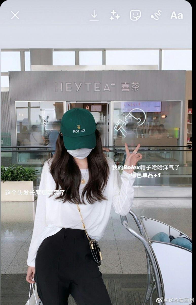 Cô gái xinh đẹp với mũ to và thời trang nổi bật