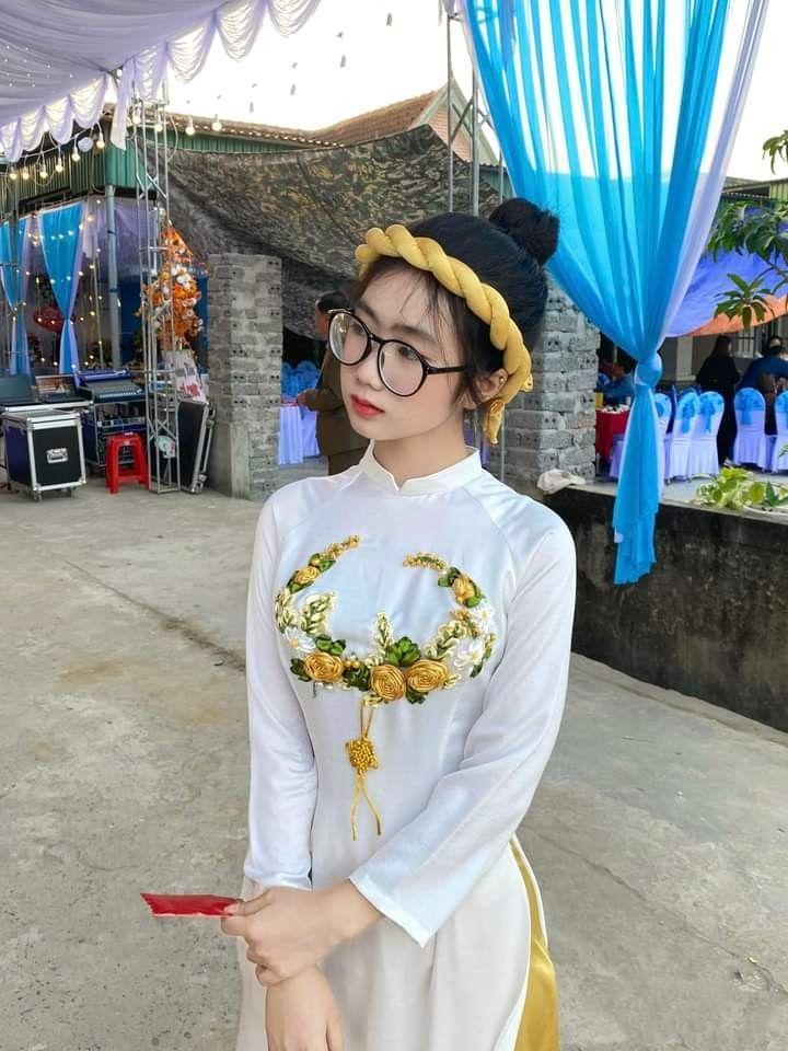 Cô gái xinh xắn khoe mu trong trang phục fan MU