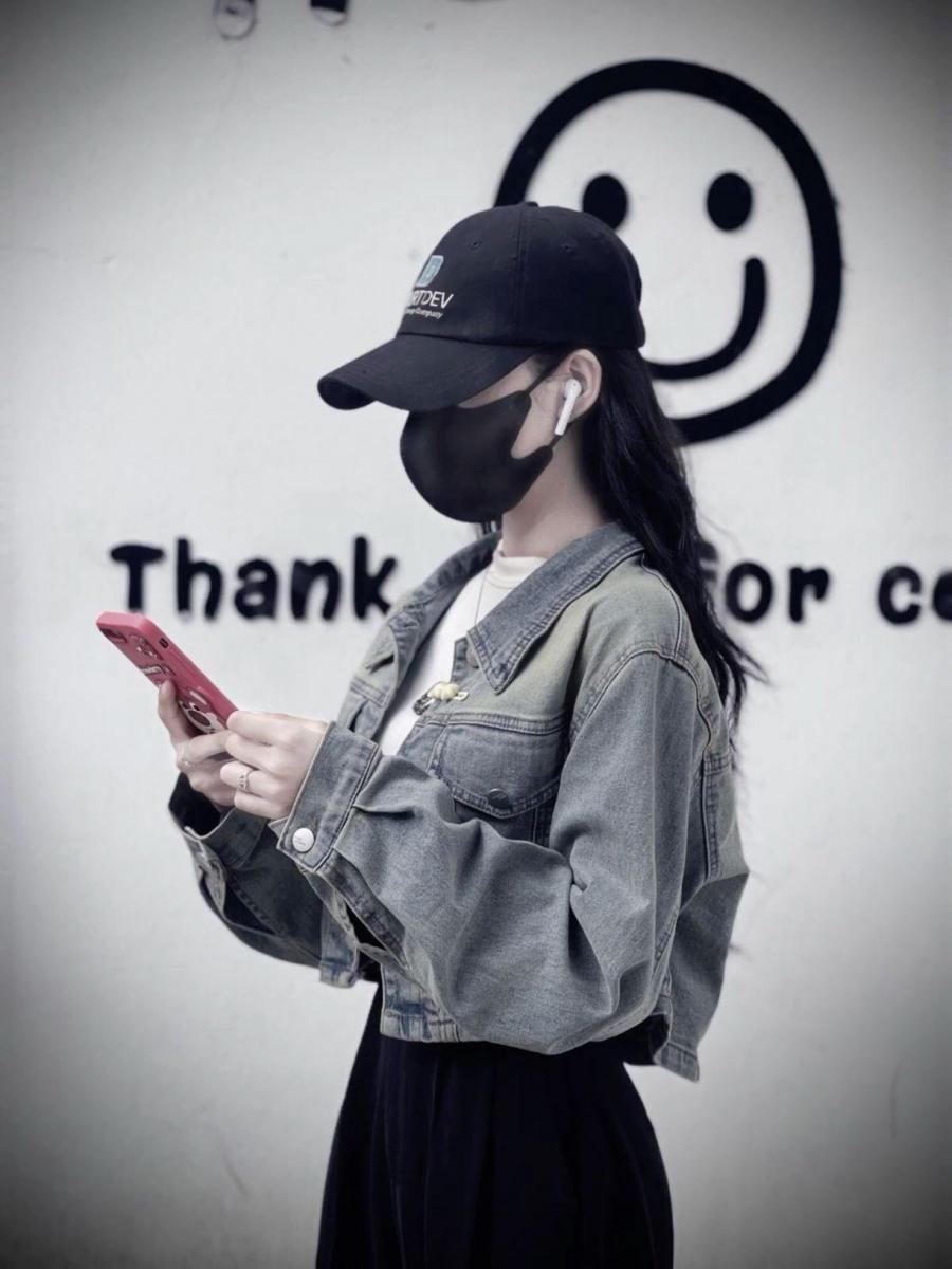 Cô gái xinh với mái tóc mu to quyến rũ