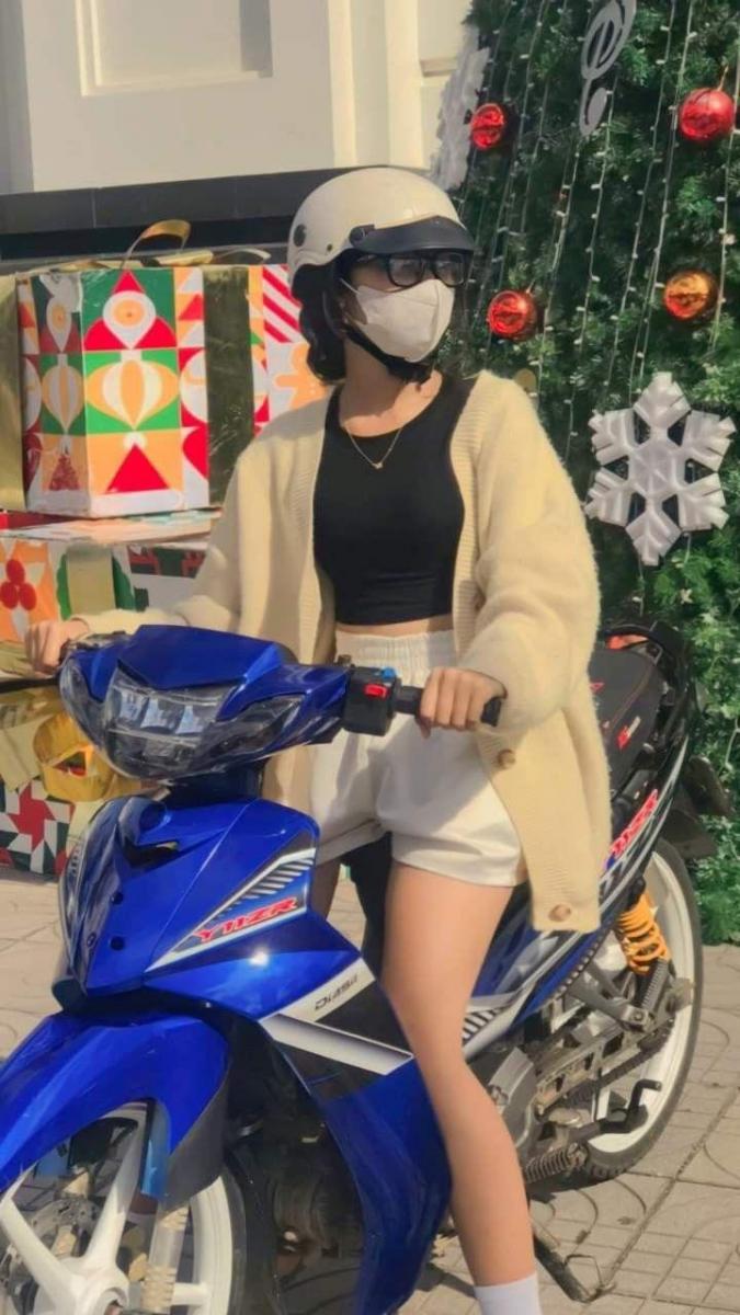 Ảnh Gái Xinh Mú To Đôi Đầu Xe Máy