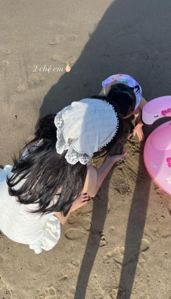 Gái xinh múa cột trong mùa hè vui vẻ