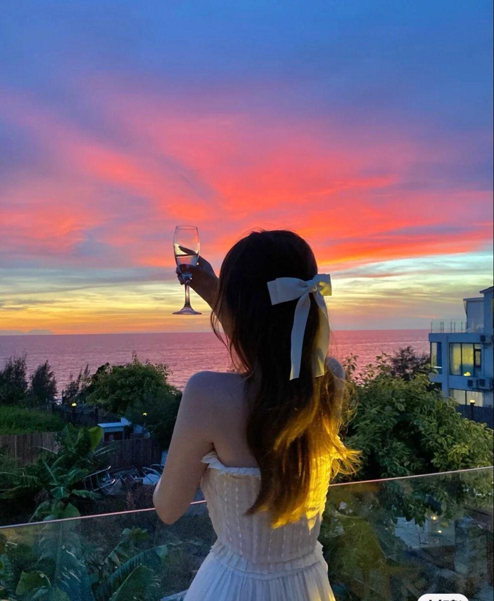 Gái xinh múa cột trong ánh sáng hoàng hôn