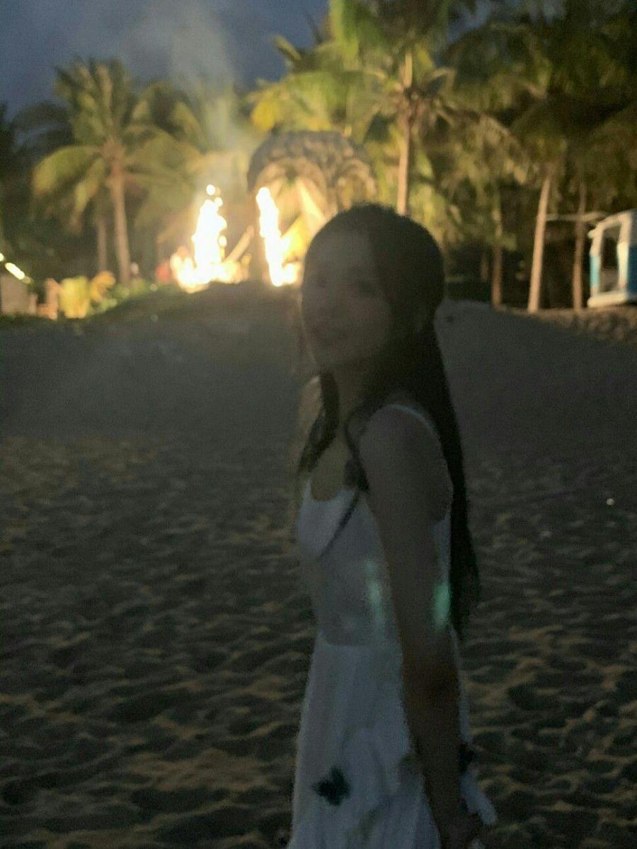 Hình gái xinh hở vú mùa hè vui vẻ