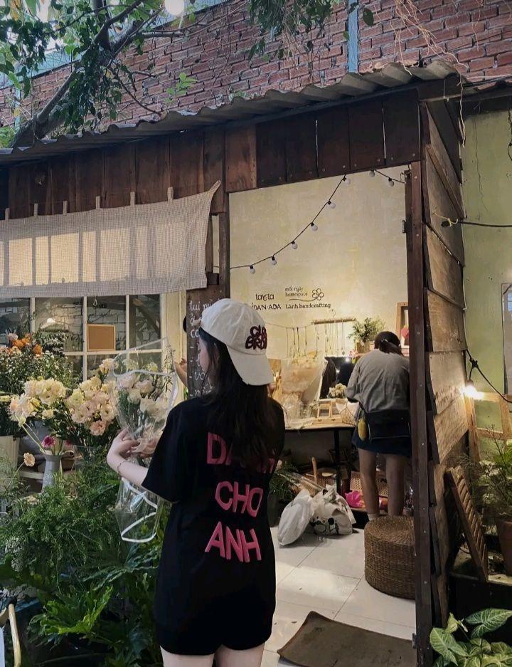Gái xinh fan MU múa cột trong mùa xuân