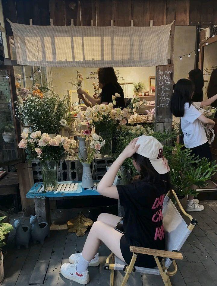 Gái xinh múa cột trong bar mùa xuân