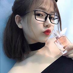 Gái đẹp mỹ khoe sắc với nước hoa chăm sóc cá nhân