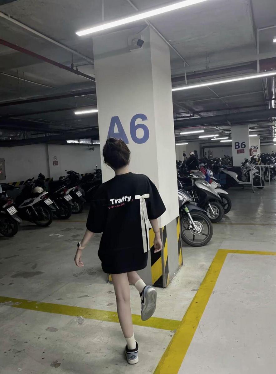 Ảnh gái xinh nhảy hỏa thân trên xe máy