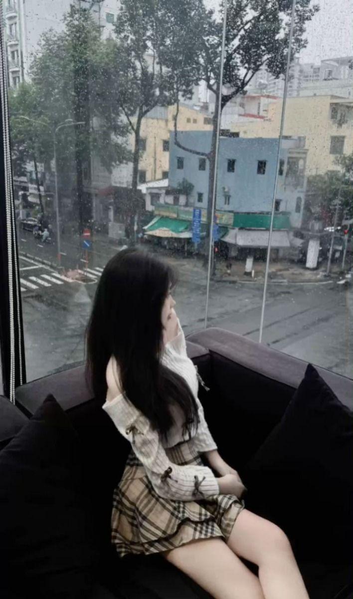 Ảnh gái xinh tóc dài đẹp ngồi ăn