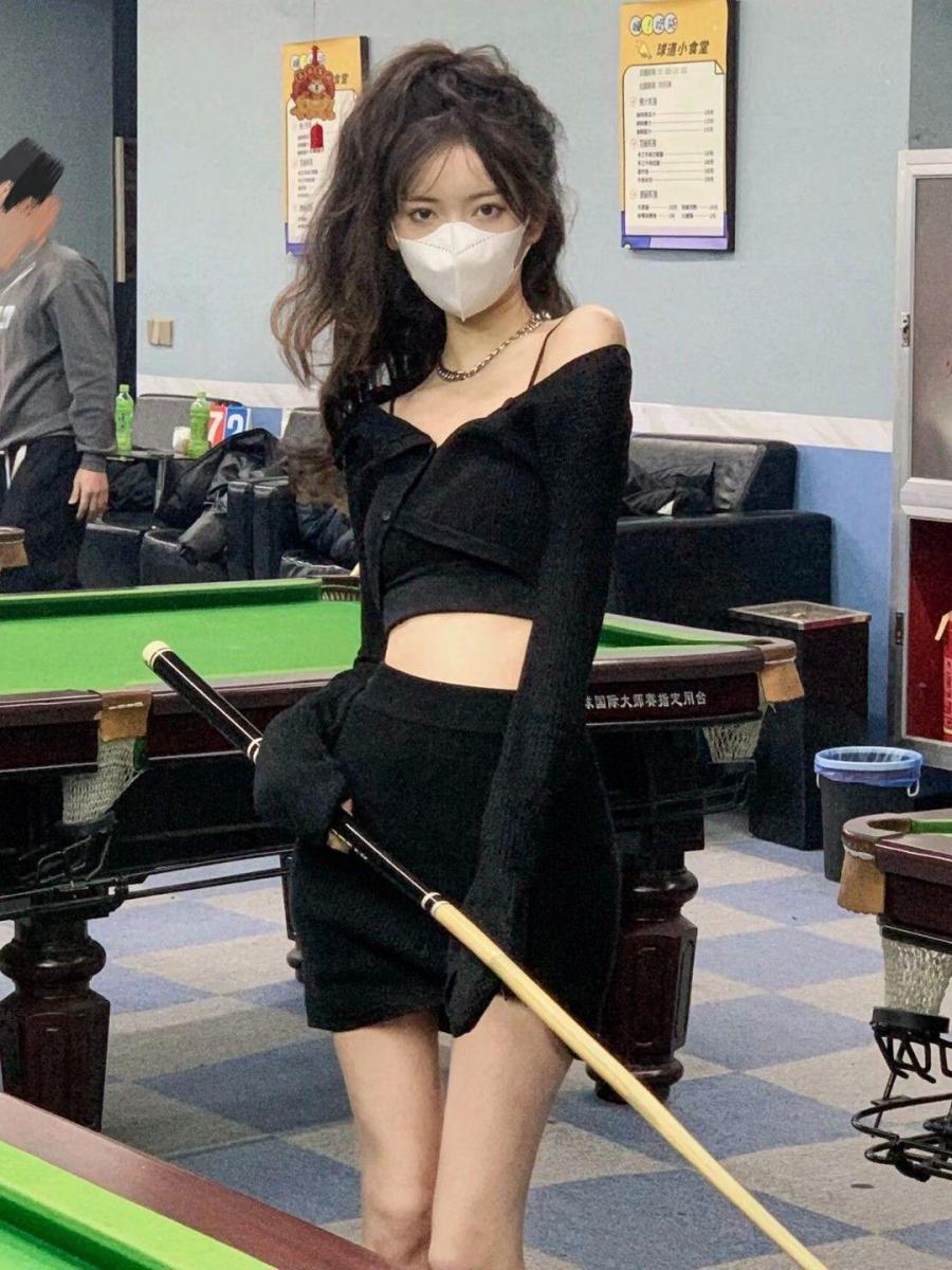 Gái xinh đang ngủ trong bộ đồ hở hang