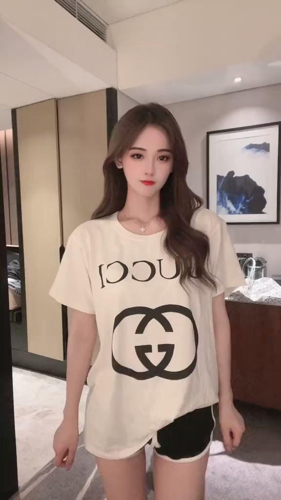 Ảnh gái xinh 1 người trong áo thun năng động