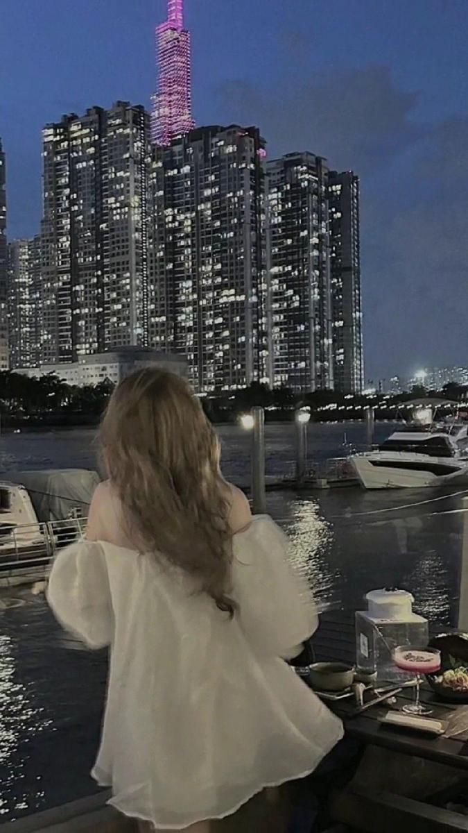 Gái xinh nhảy giữa thành phố với ngực to