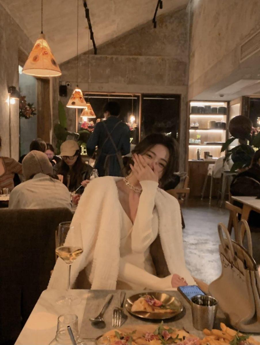 Gái Xinh Hở Hàng Khủng Tại Nhà Hàng
