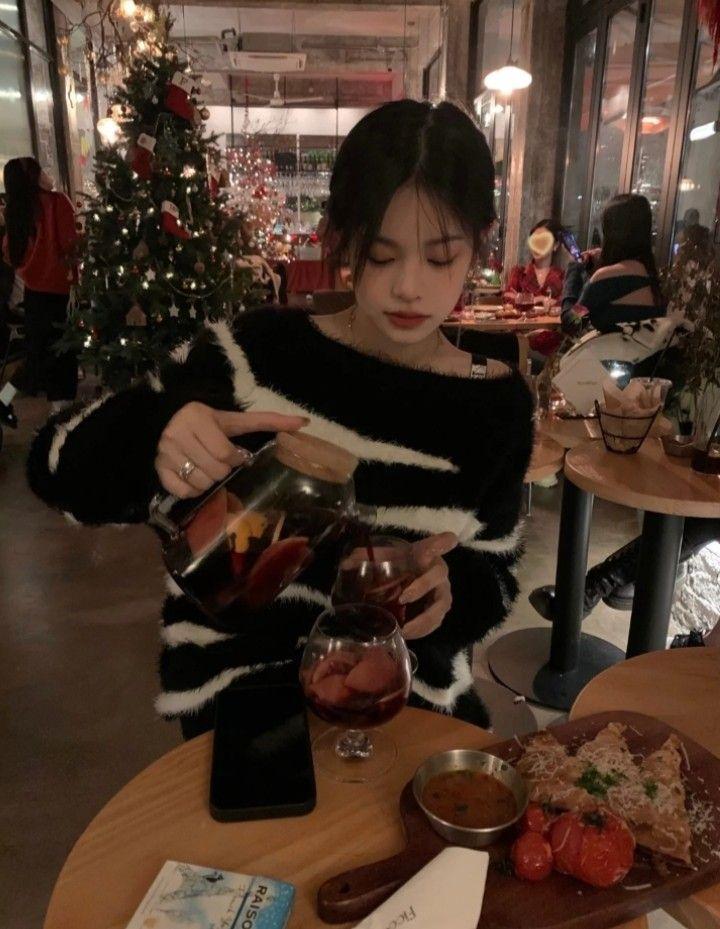 Gái xinh khoe hàng to tại nhà hàng đẹp