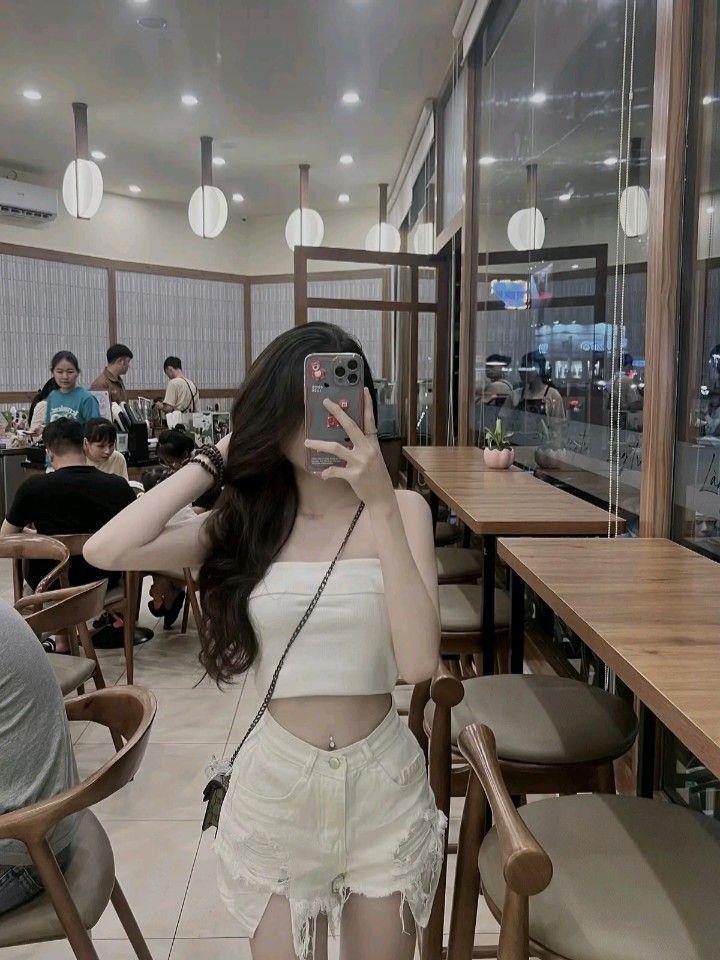 Gái xinh khoe hàng tại nhà hàng ghẹ đồ ăn