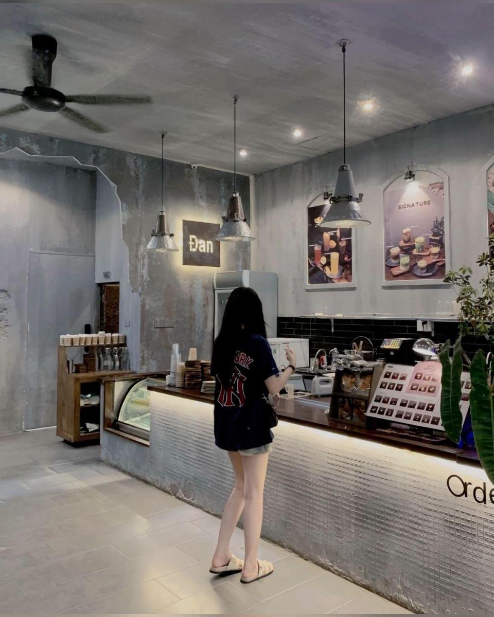 Gái xinh hở hang tại nhà hàng