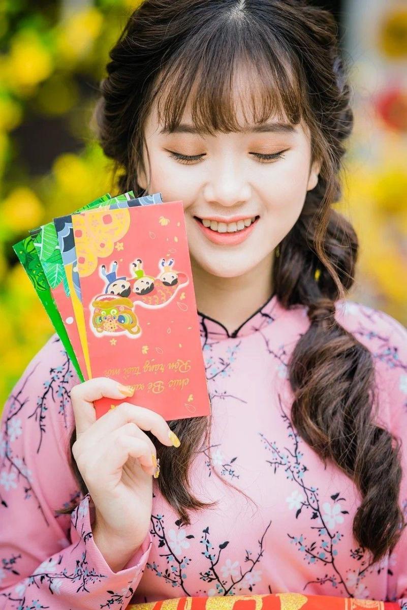 Ảnh gái xinh mặc váy ngủ hạnh phúc