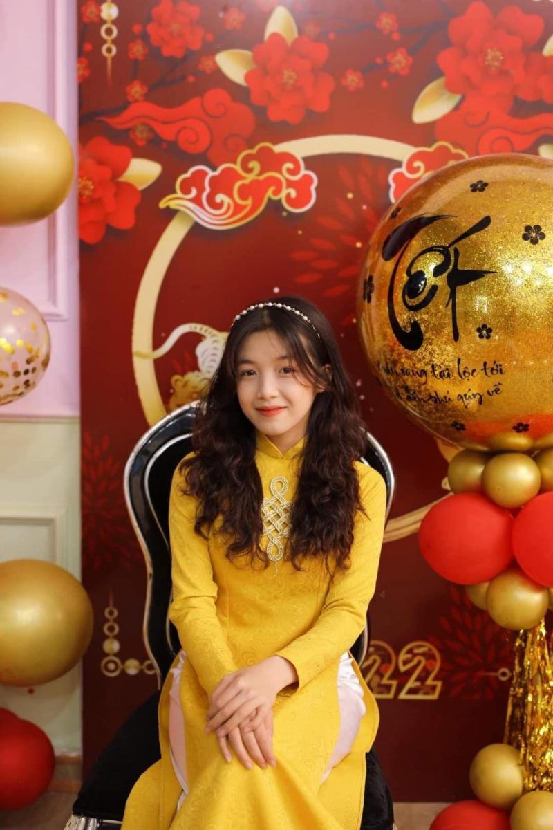 Ảnh nữ xinh cute trong bộ đồ màu vàng