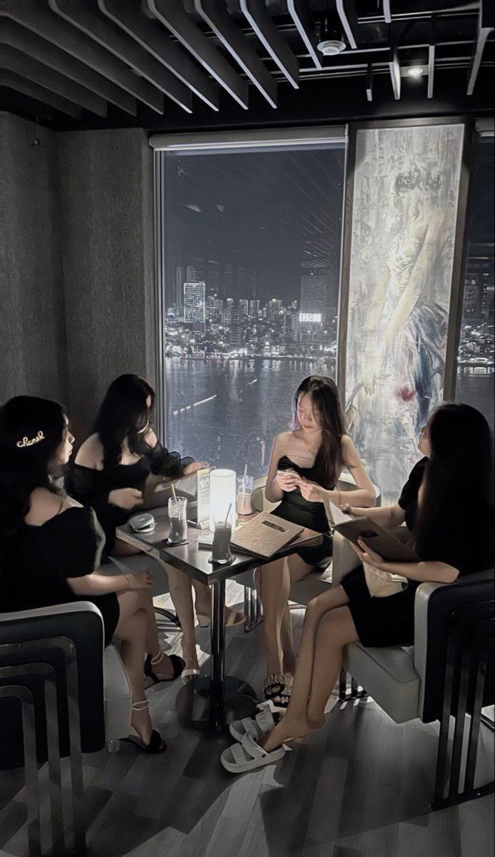 Ảnh gái xinh ngầu với ngực to như thật