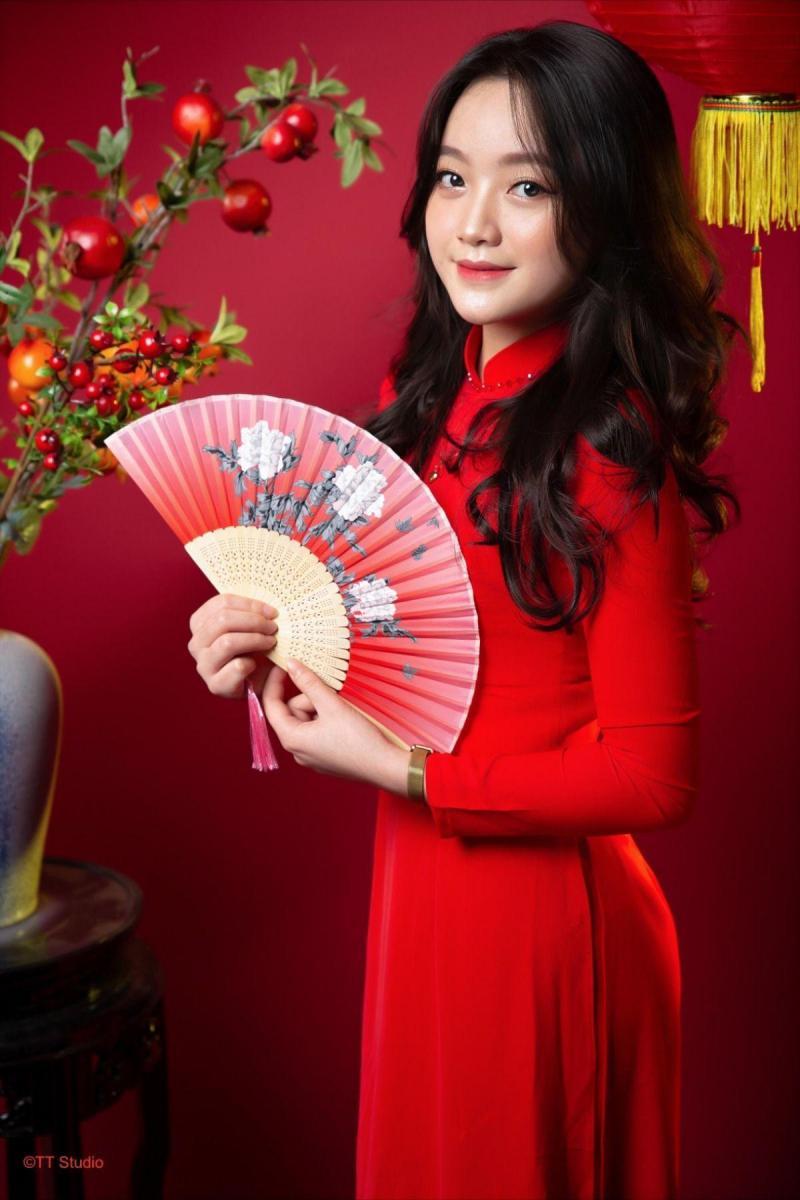 Hình gái xinh ngực to, nụ cười màu đỏ niềm hạnh phúc