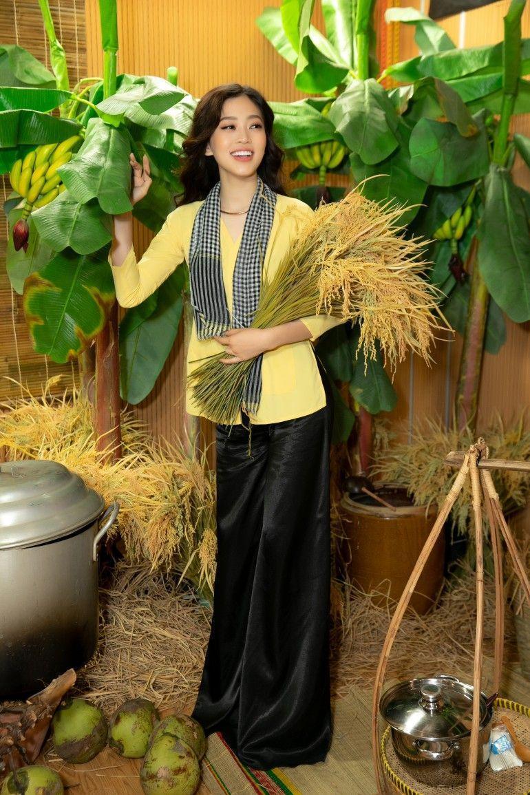 Ảnh gái xinh mỹ ngực to, nụ cười hạnh phúc