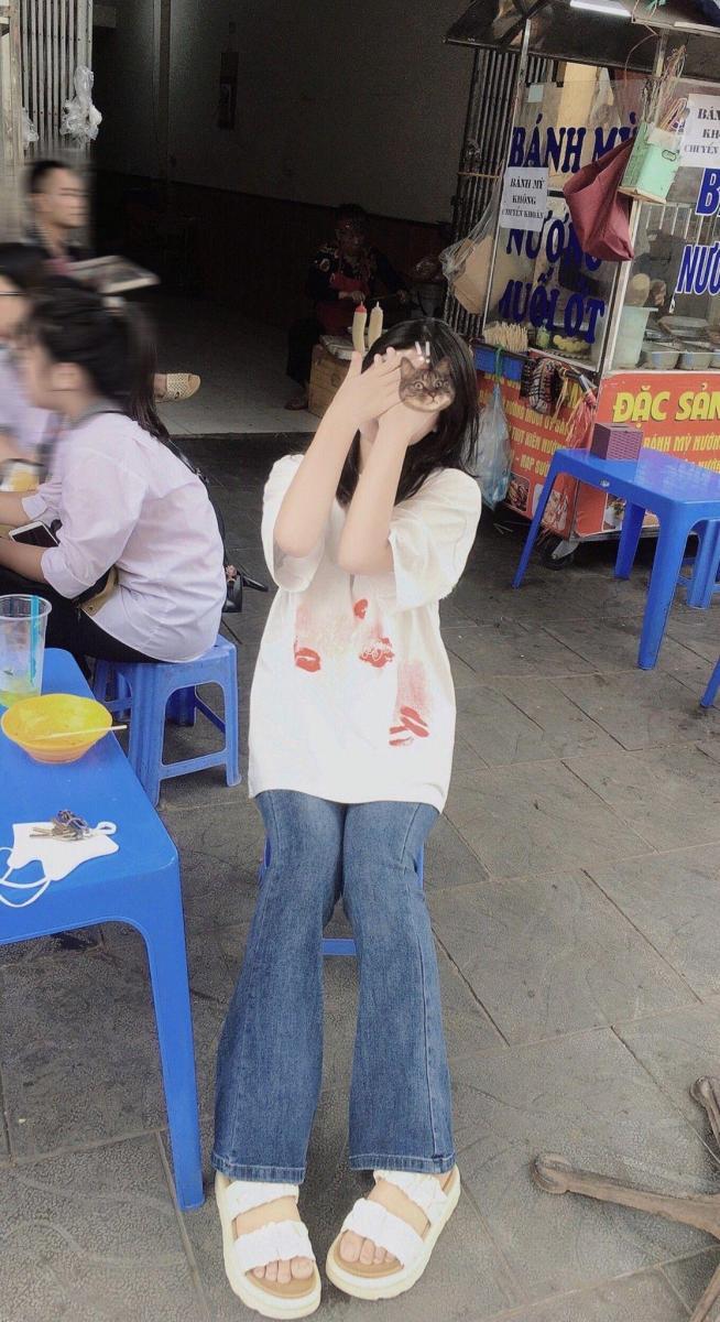 Ảnh gái xinh mặc quần bò sát và chân váy đẹp