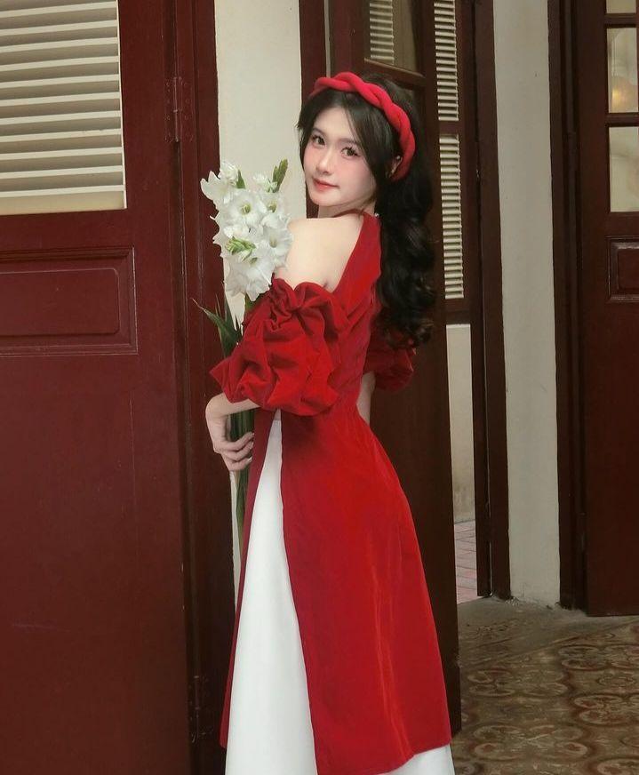 Gái xinh cởi áo và quần, khoe vẻ đẹp tự nhiên