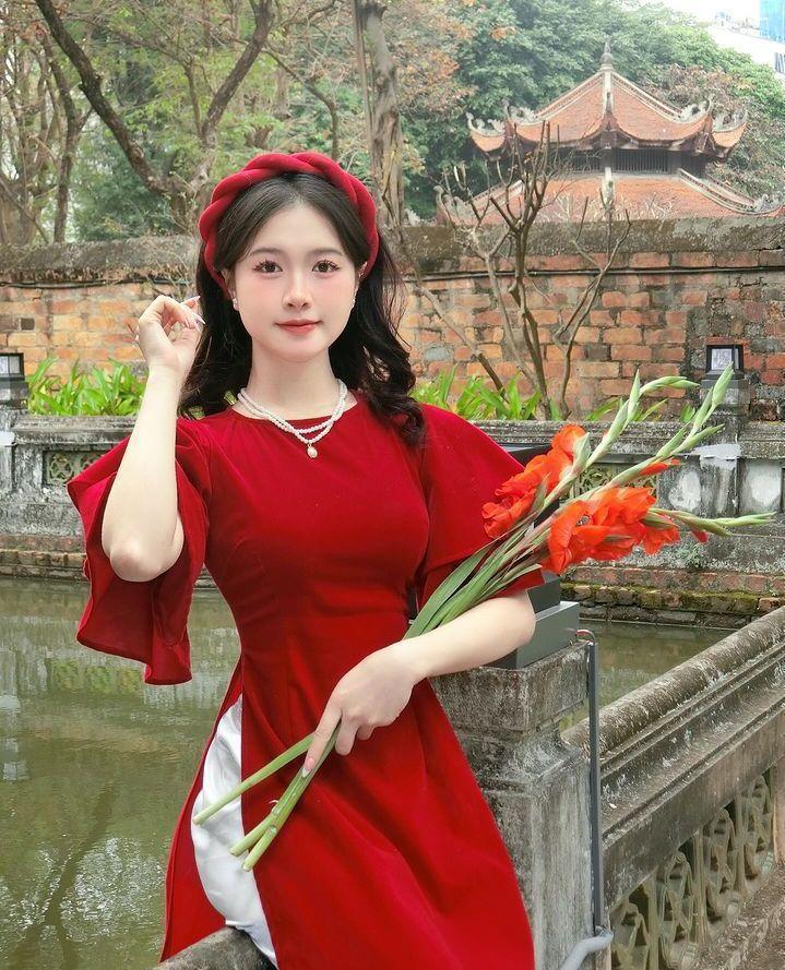 Ảnh mạng xinh gái với ngực gái đẹp trong bộ đồ đỏ