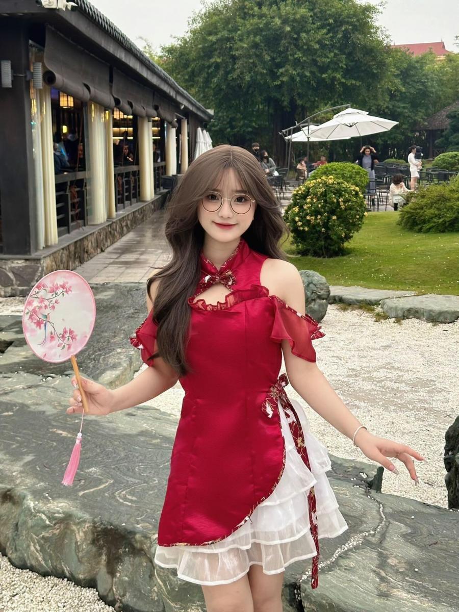 Ảnh gái xinh quần ngắn trong bộ đồ đỏ