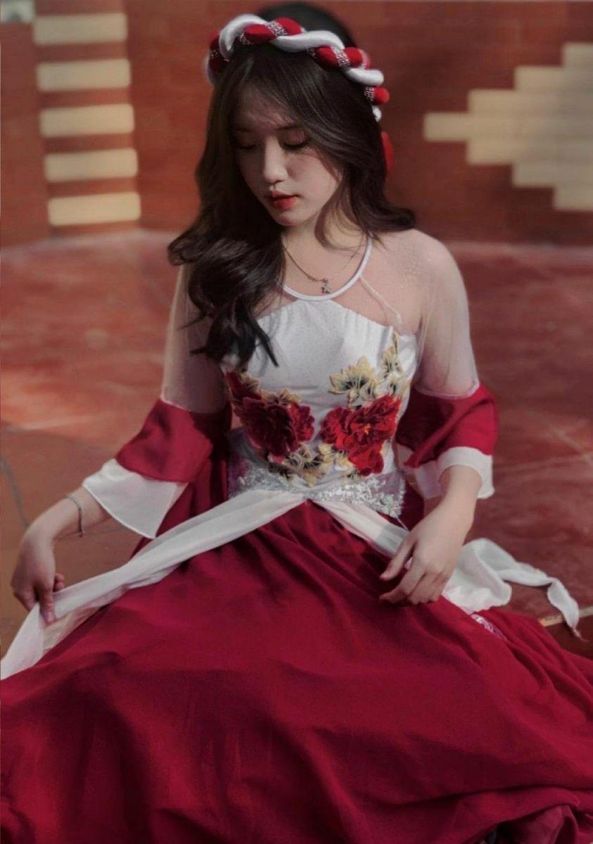 Gái xinh cởi trần trong bộ đồ màu đỏ