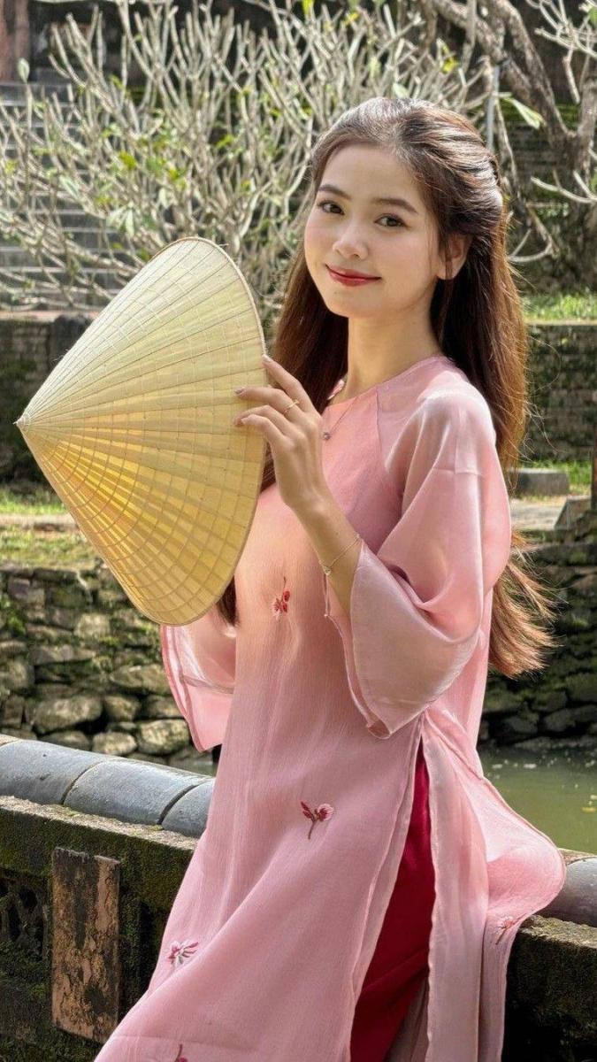 Liên Quân Gái Xinh Mặc Áo Sắc Đẹp Hồng