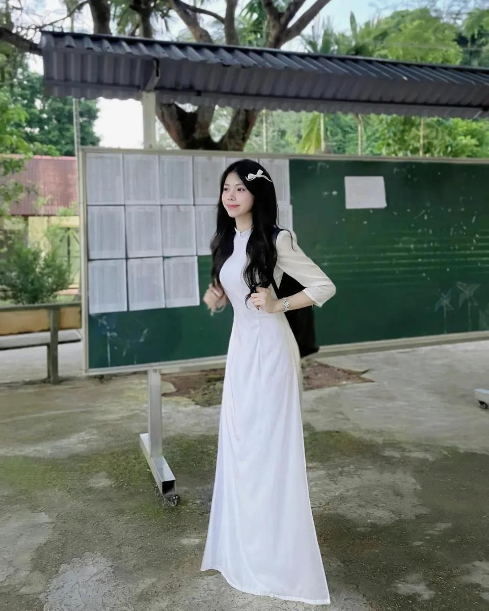 Gái tây xinh đẹp trong bộ đồ cởi quần áo