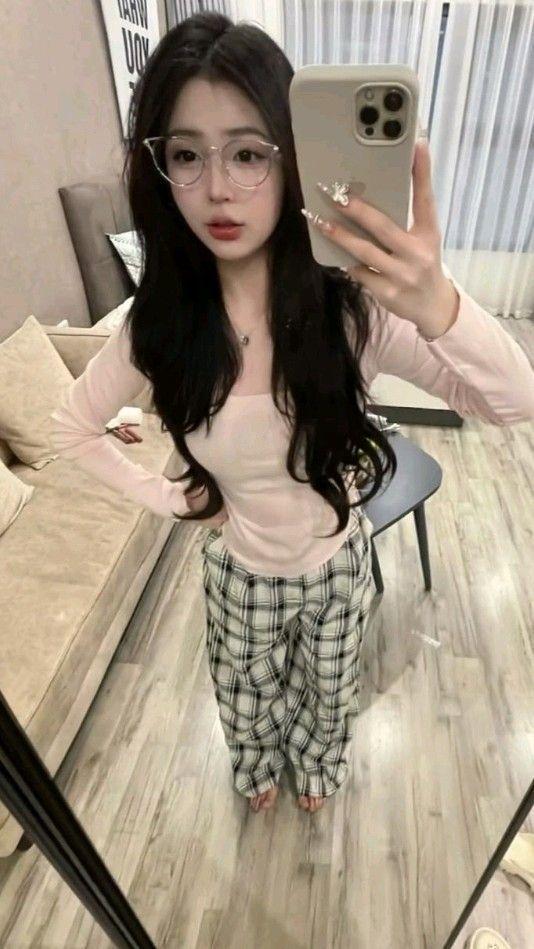 Gái xinh mặc quần tất trong bộ sưu tập mới