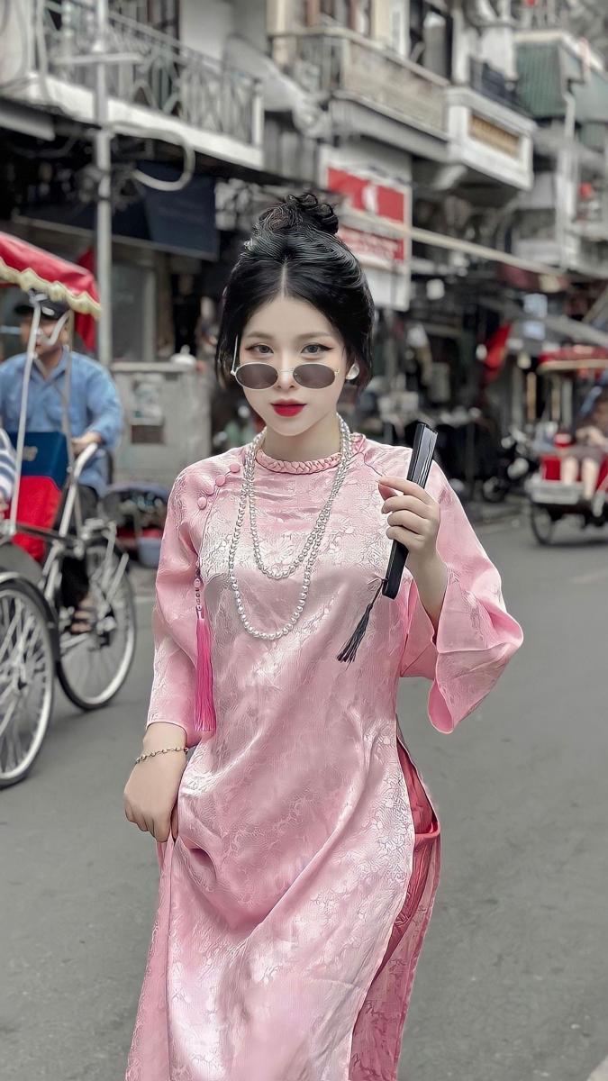 Gái xinh cởi quần trong bộ đồ thời trang hồng