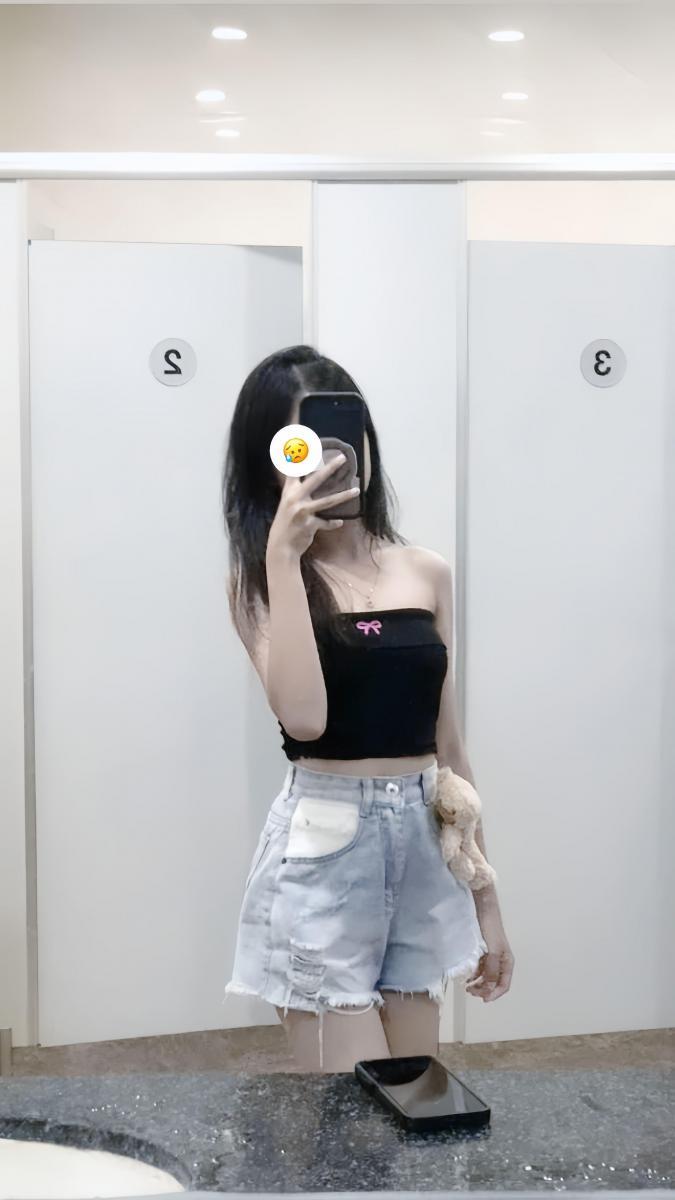 Gái Xinh Mặc Quần Bò Sát
