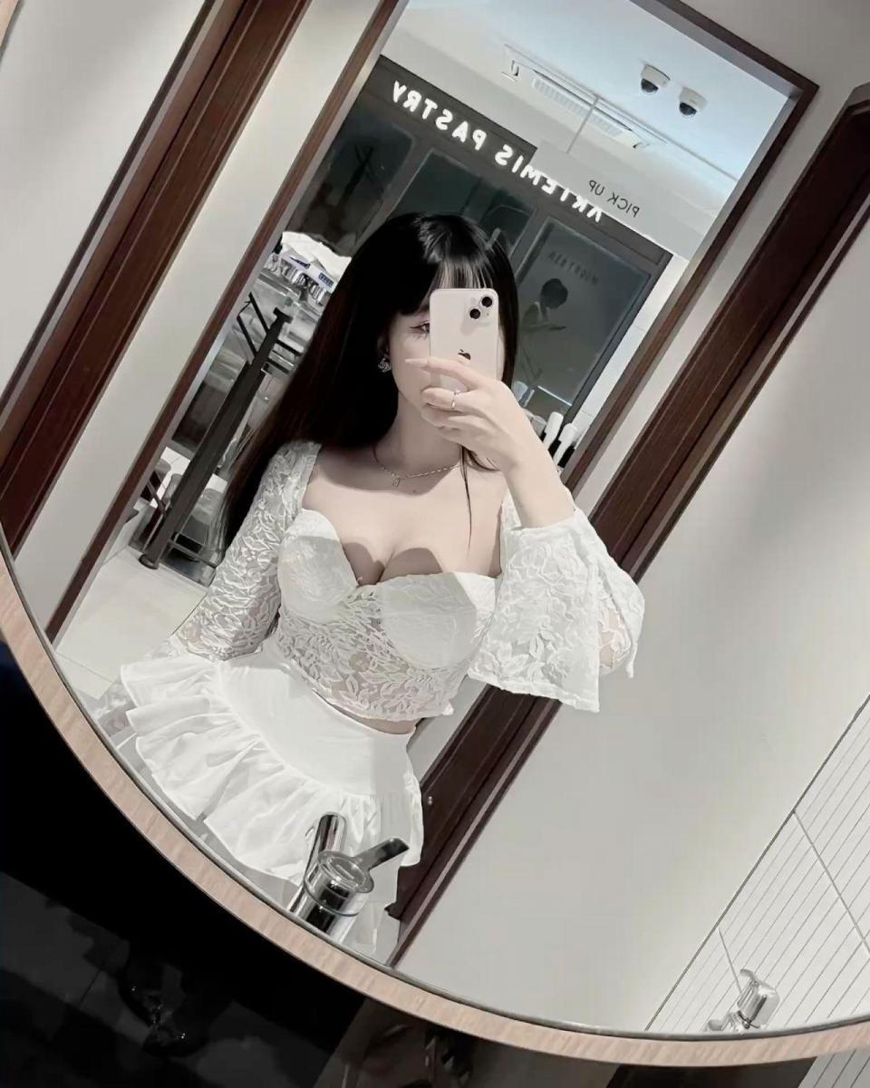 Hình ảnh cô gái xinh trong bộ quần áo đẹp