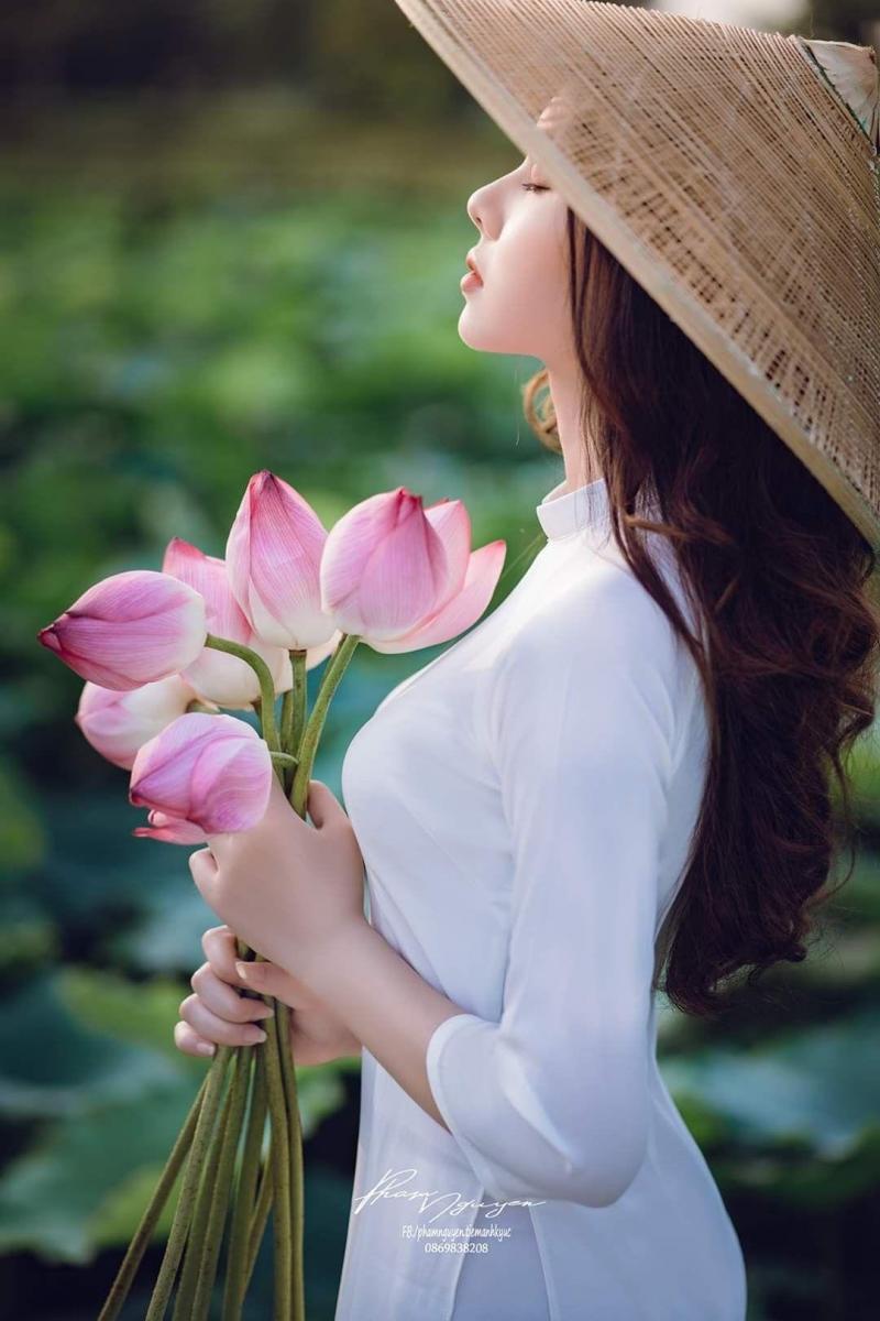 Ảnh gái xinh khoe vòng 1 bên hoa hồng