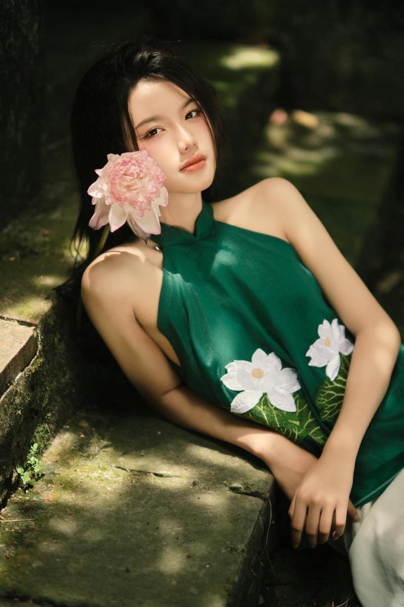 Hình gái xinh hở hang bên hoa đẹp