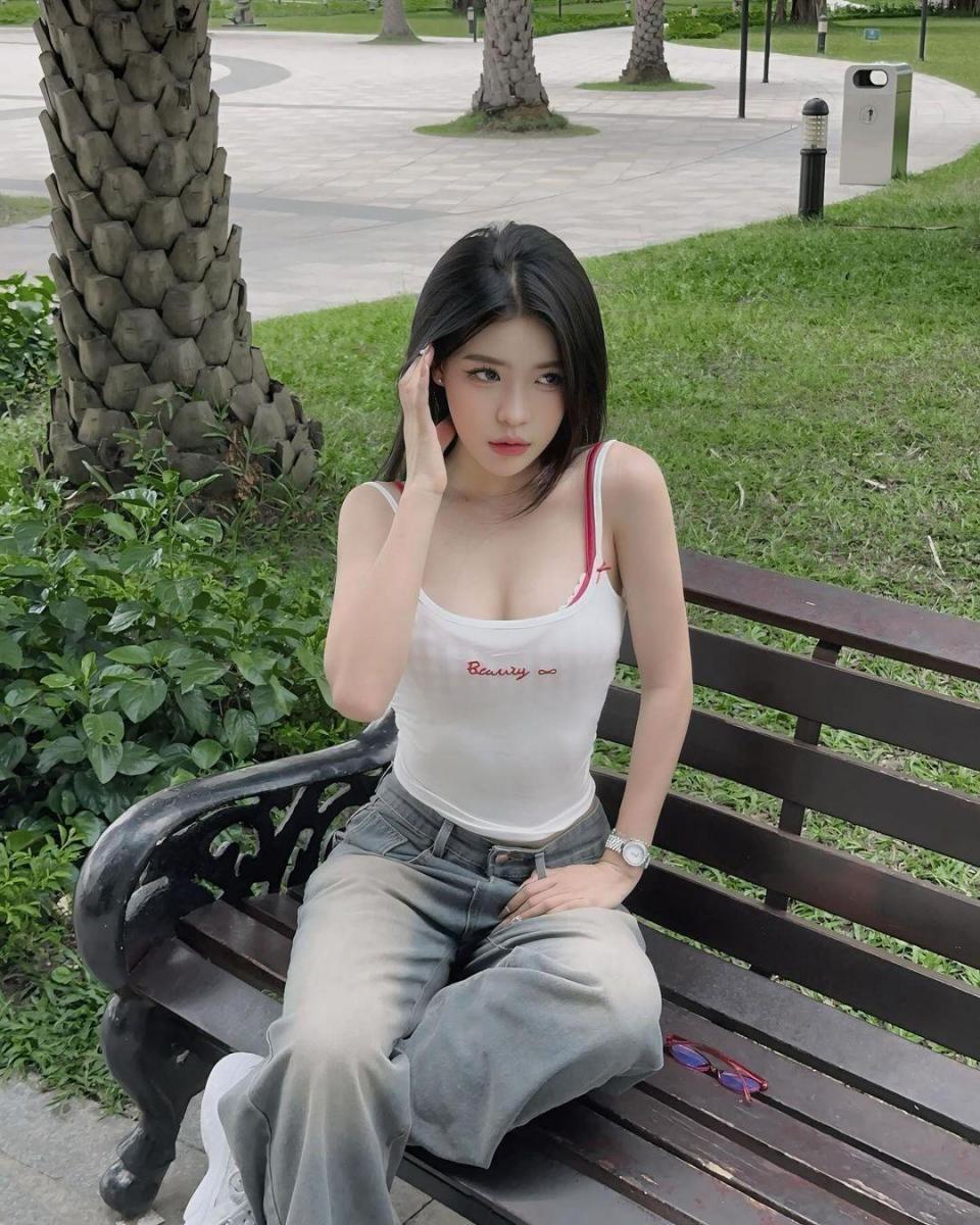 Hình cô gái đẹp trong bộ đồ ngủ quyến rũ