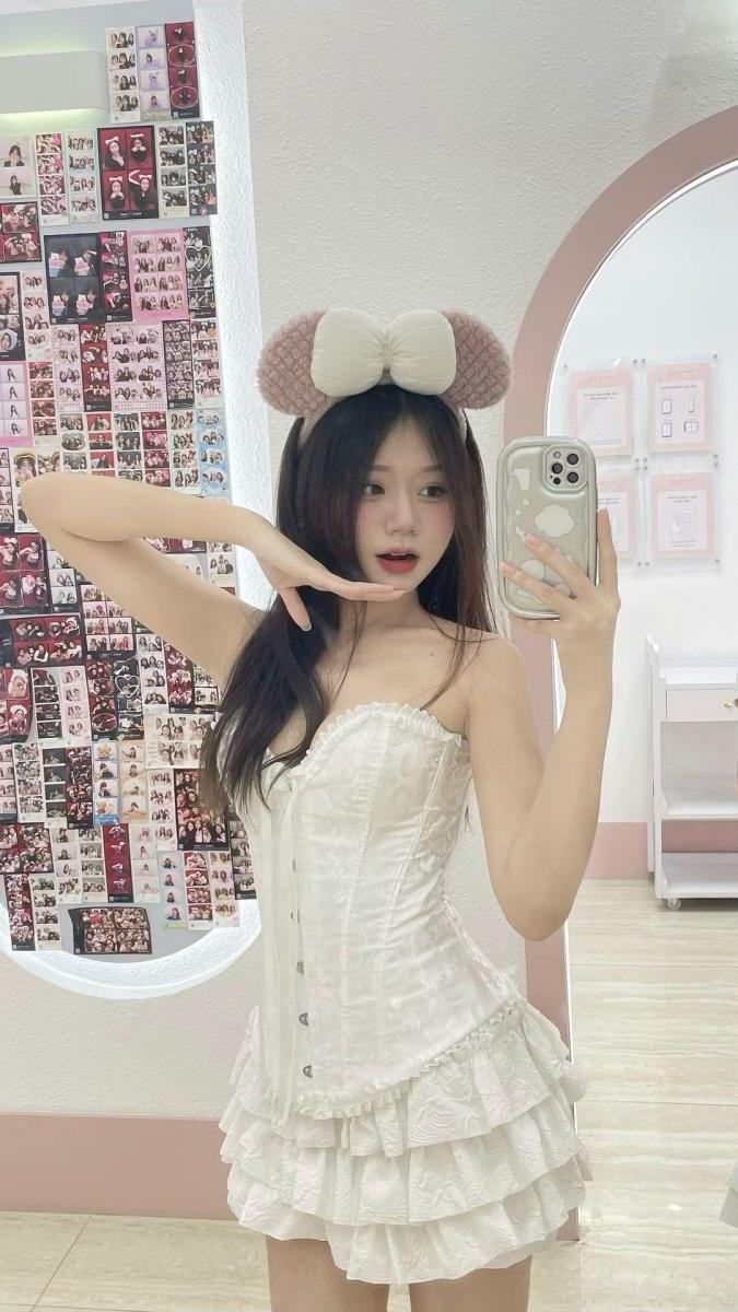 Ảnh gái xinh xăm mình đẹp trong bộ bikini hồng
