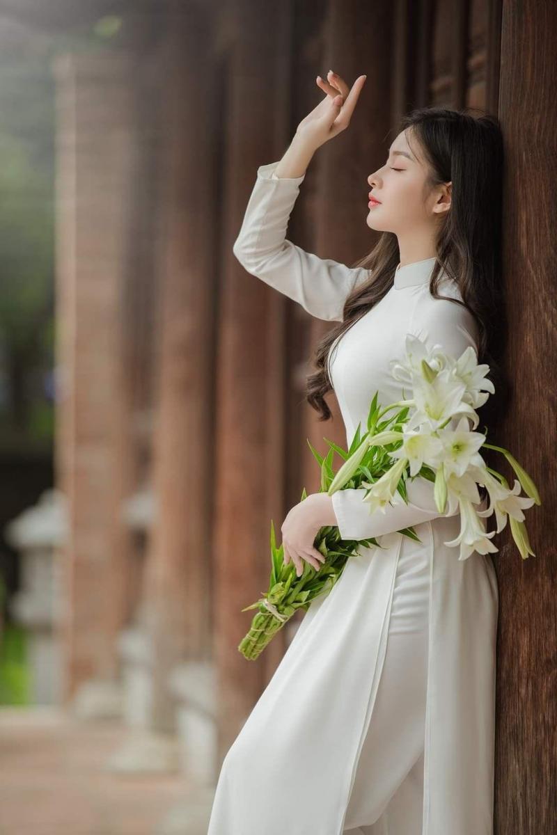 Gái xinh trần truồng trong bộ trang phục trắng đẹp