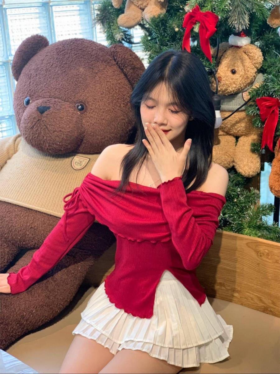 Gái cute tóc dài đẹp ngực to sắc đẹp duyên dáng