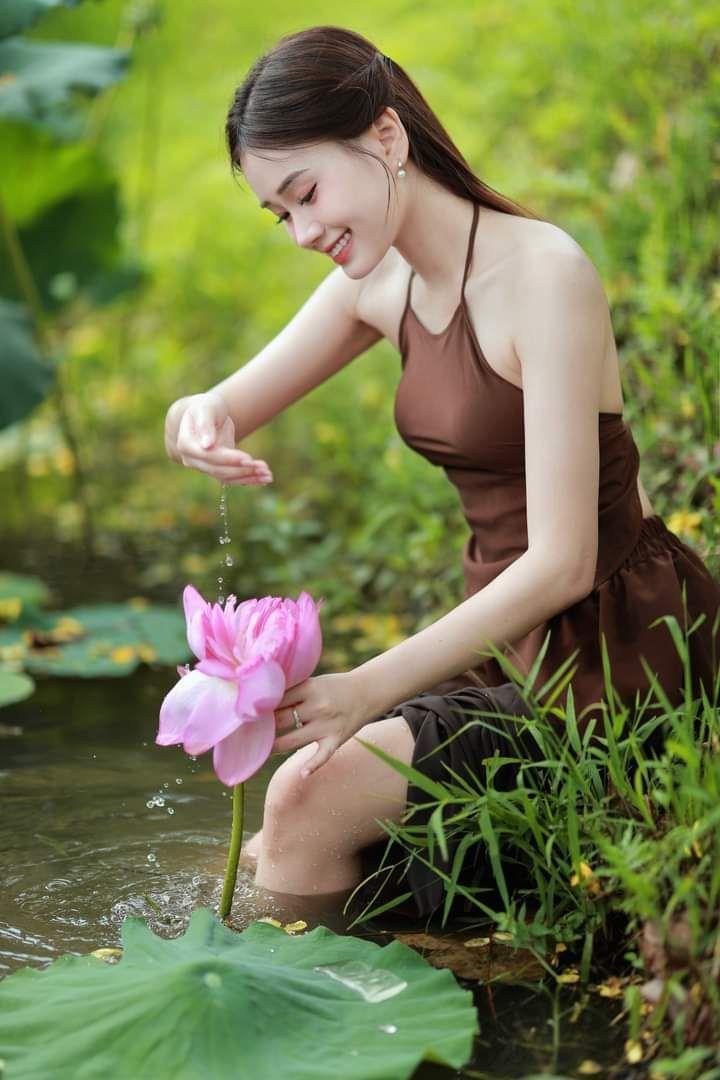 Ảnh gái xinh đầm sen đẹp rực rỡ