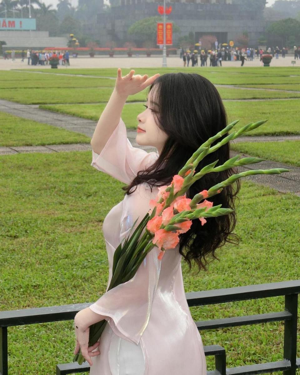 Gái đẹp sexy khoe sắc bên hoa hồng