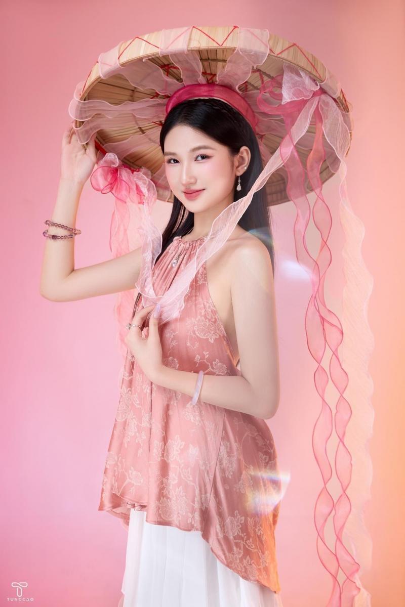 Ảnh mũ gái xinh đẹp với ngực to sắc hồng