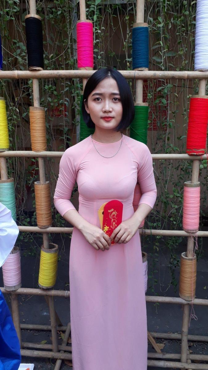 Ảnh cô gái xinh đẹp với ngực to sắc đẹp hồng nữ cười