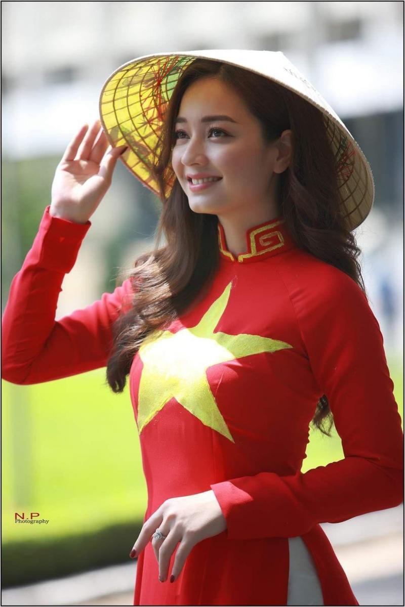 Gái Xinh Khoe Vẻ Đẹp Quyến Rũ Và Nụ Cười Hạnh Phúc