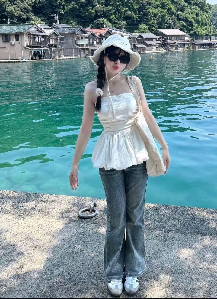 Cô gái xinh đẹp trong bộ trang phục thời trang
