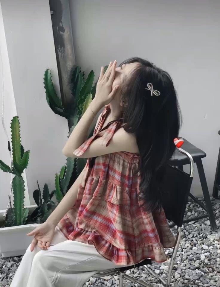 Gái Xinh Với Váy Trắng Tâm Trạng